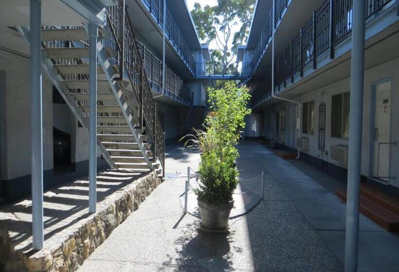 فندق على الطريق Convention Center Inn & Suites