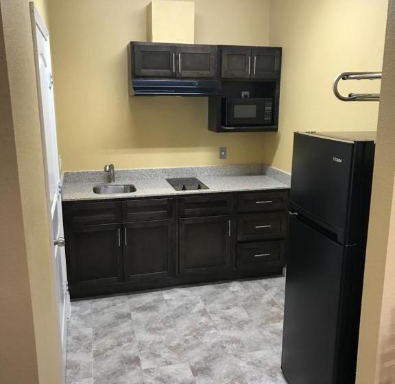 汽车旅馆  Deluxe Inn & Suites   Baytown