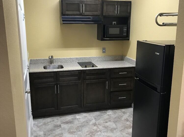 מוטל Deluxe Inn & Suites   Baytown