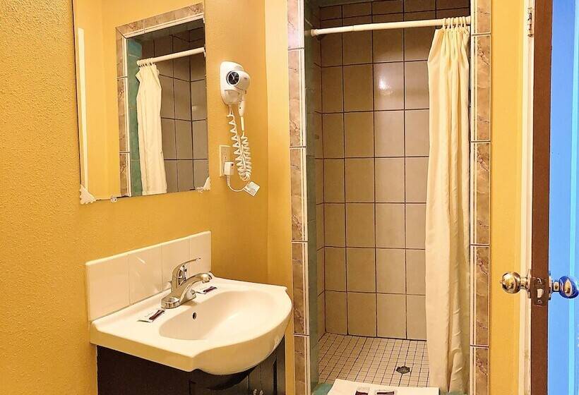 فندق على الطريق Desert Inn