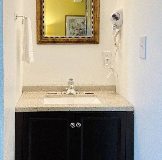 فندق على الطريق Desert Inn