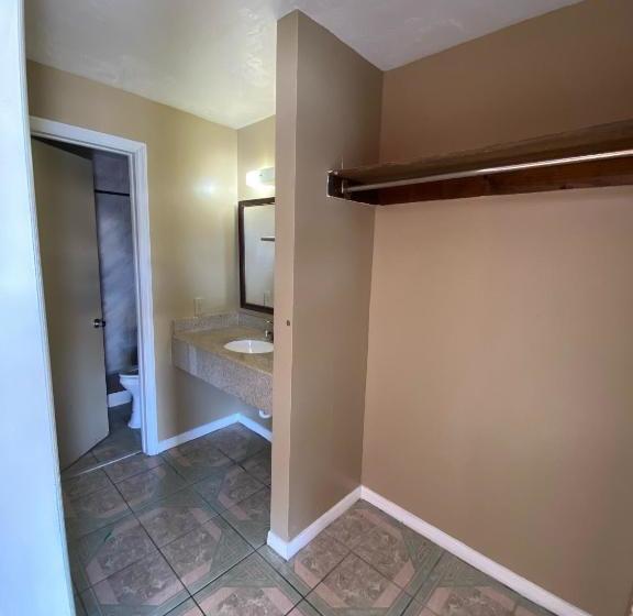 فندق على الطريق Economy Inn