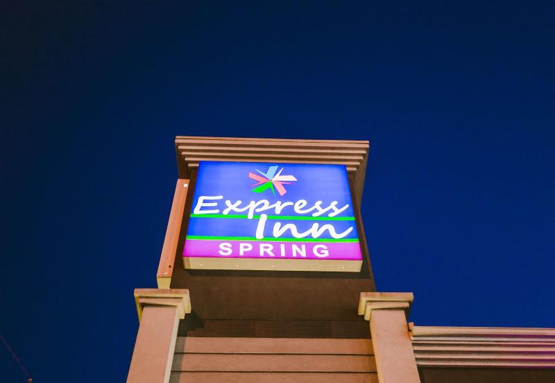 فندق على الطريق Express Inn  Spring