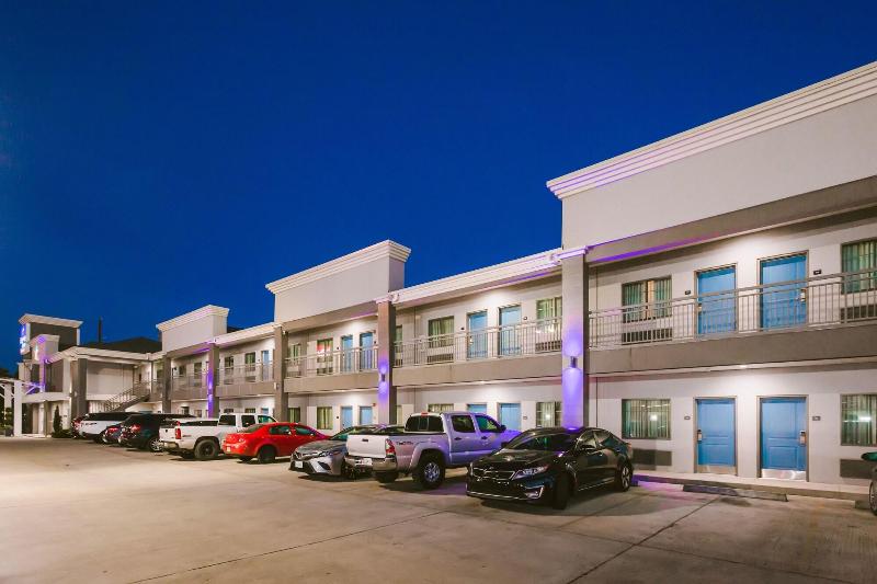 فندق على الطريق Express Inn  Spring