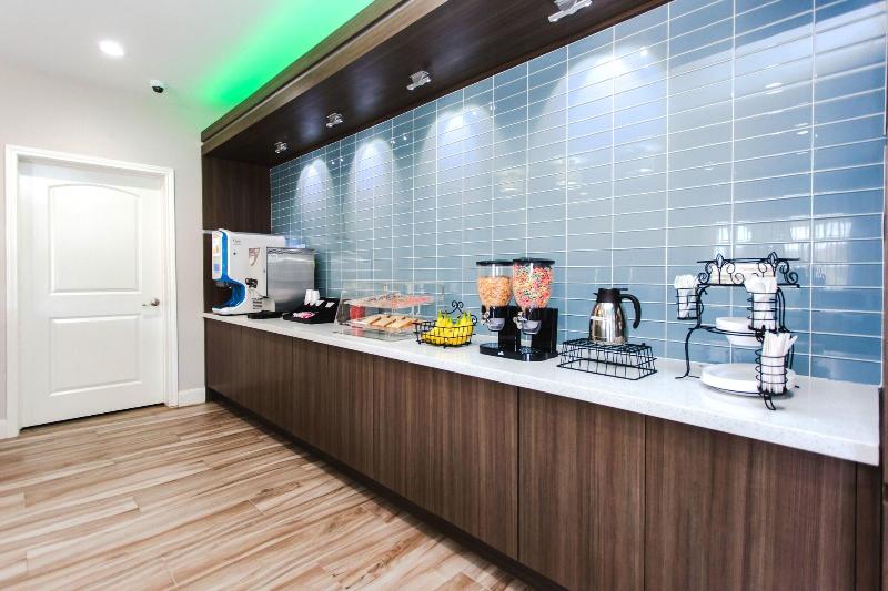 فندق على الطريق Express Inn  Spring