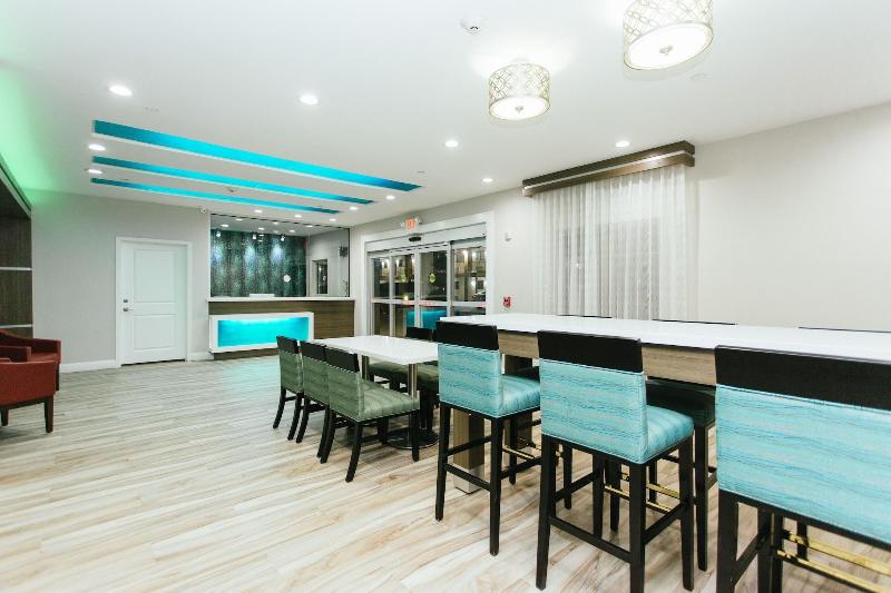 فندق على الطريق Express Inn  Spring