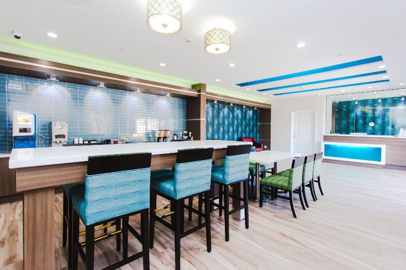 فندق على الطريق Express Inn  Spring