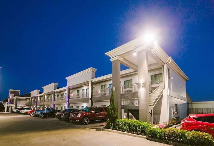 فندق على الطريق Express Inn  Spring