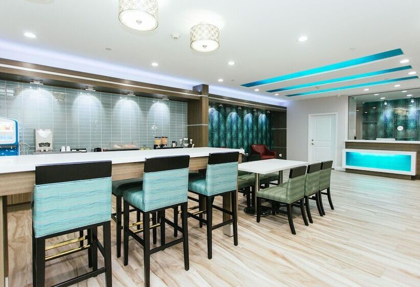 فندق على الطريق Express Inn  Spring