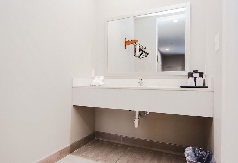 فندق على الطريق Express Inn  Spring