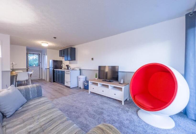 فندق على الطريق Inn Between The Beaches & Villager