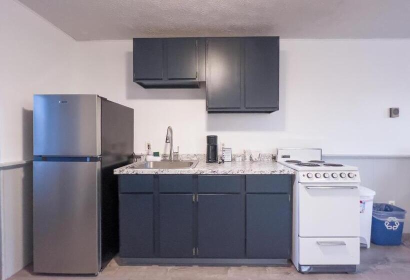 فندق على الطريق Inn Between The Beaches & Villager