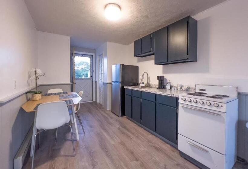 فندق على الطريق Inn Between The Beaches & Villager