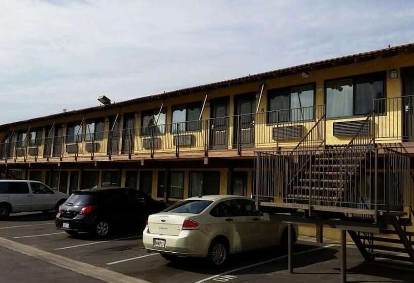 فندق على الطريق Sierra Inn