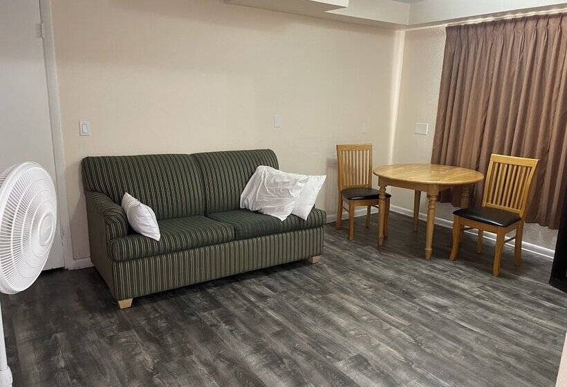 فندق على الطريق Travelers Inn Clearwater