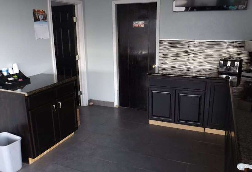 فندق على الطريق Travelodge By Wyndham Farmington