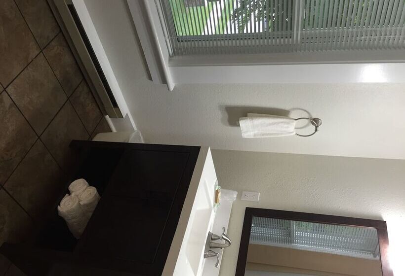 Nader S Motel & Suites