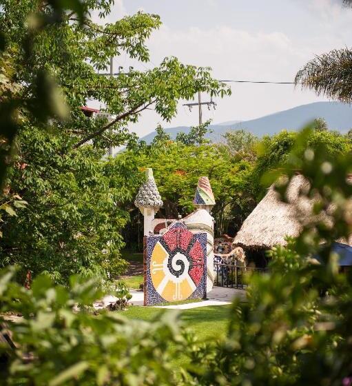 Paradise Hotel Boutique & Lounge