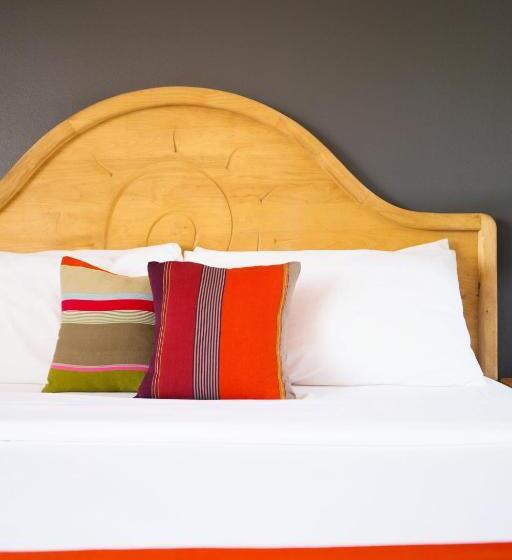 Santiago Resort   Palm Springs Premier Gay Men’s Resort