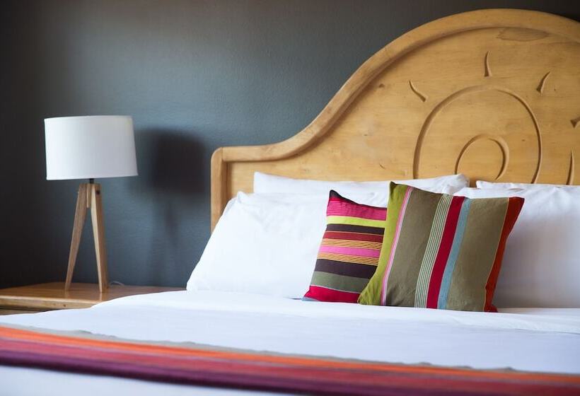 Santiago Resort   Palm Springs Premier Gay Men’s Resort