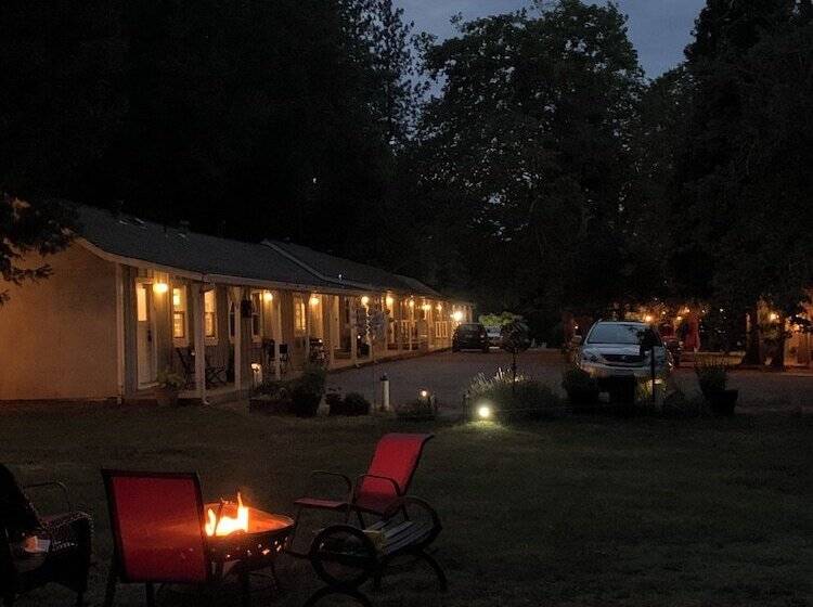 فندق على الطريق The Pines Inn And Cottages