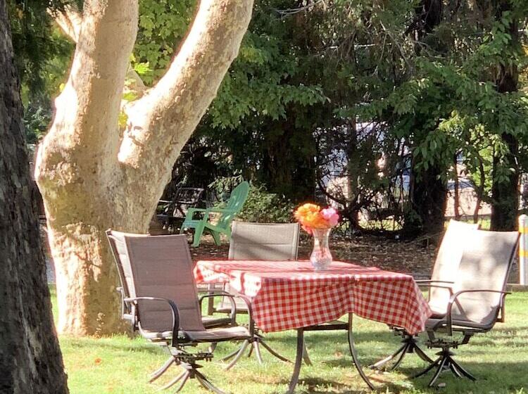 Мотель The Pines Inn And Cottages