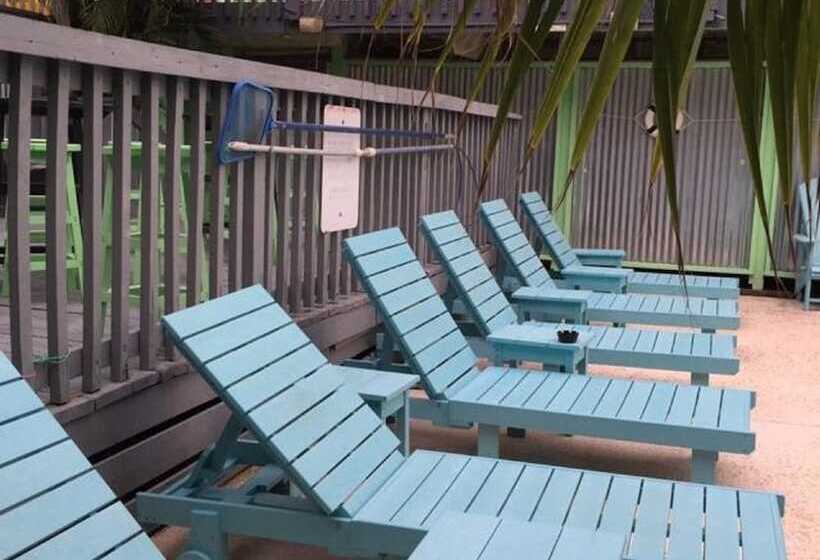 Upper Deck Hotel And Bar   Adults Only