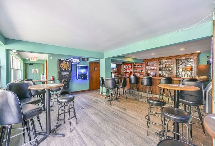 Upper Deck Hotel And Bar   Adults Only