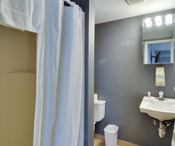 Upper Deck Hotel And Bar   Adults Only