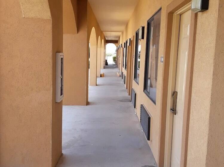 Мотель Sunbridge Inn & Suites