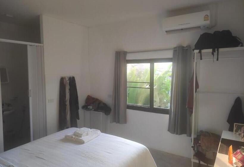 Baan Talay Hostel And Bar