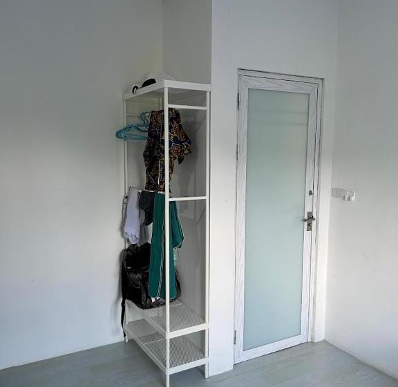 Baan Talay Hostel And Bar