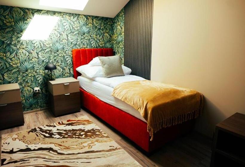 مبيت وإفطار M5 Autópálya Eurobus Panzió 140,km Kisteleki Lehajtó