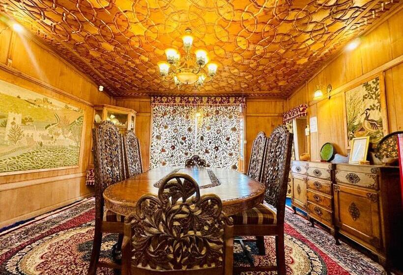 مبيت وإفطار Weather Houseboats