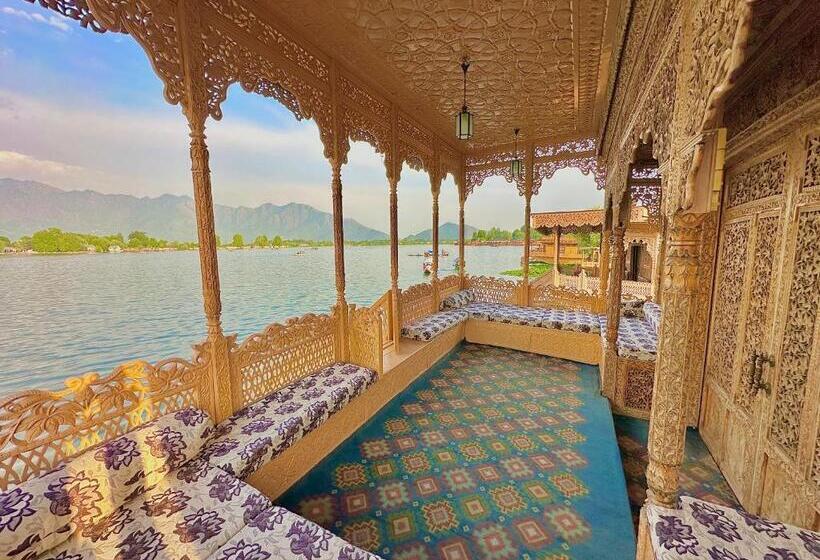 مبيت وإفطار Weather Houseboats