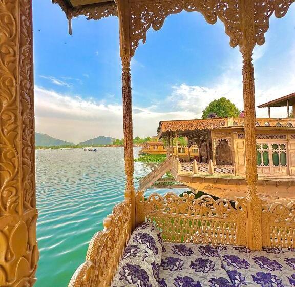 مبيت وإفطار Weather Houseboats