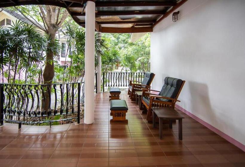 호텔 ชญาดา การ์เด้นเฮาส์ & รีสอร์ท