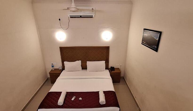 فندق Athirappilly Budget Villa