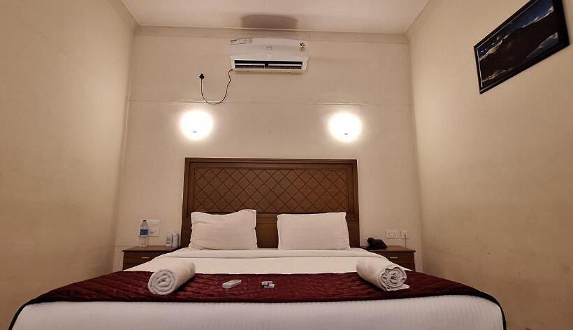 فندق Athirappilly Budget Villa