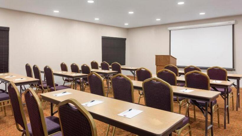 בית מלון כפרי Country Inn & Suites By Radisson, Jackson Airport, Ms