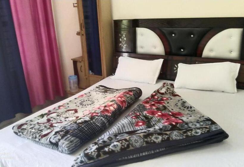 בית מלון כפרי Om Som Home Stay Hill View Yamunotri Road