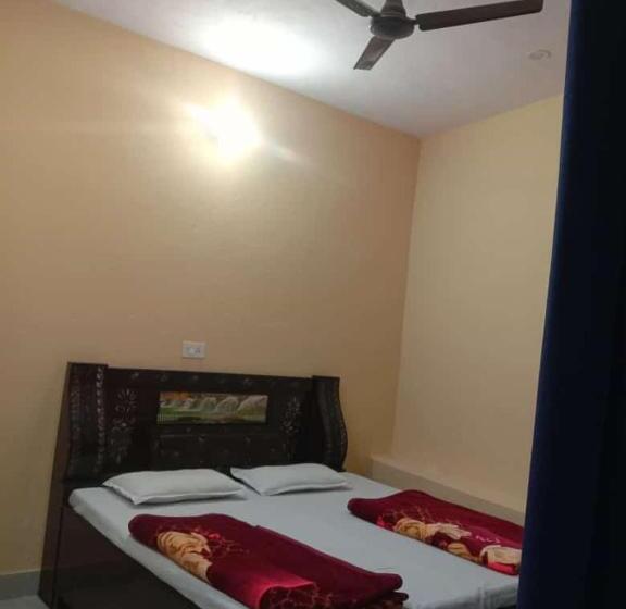 בית מלון כפרי Om Som Home Stay Hill View Yamunotri Road