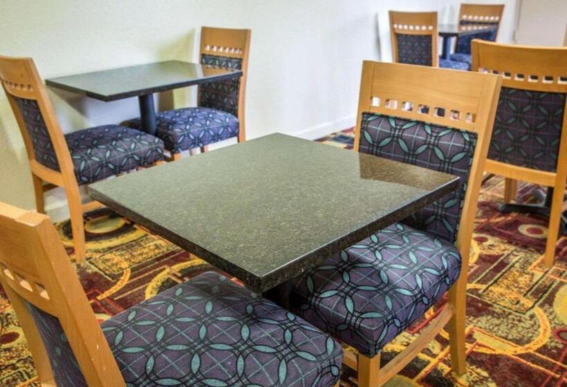 فندق Rodeway Inn & Suites Plymouth Hwy 64