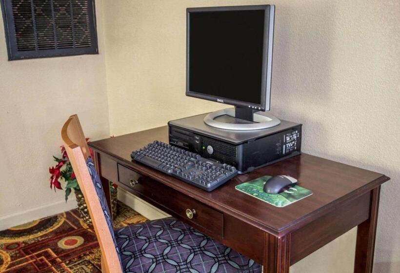 فندق Rodeway Inn & Suites Plymouth Hwy 64