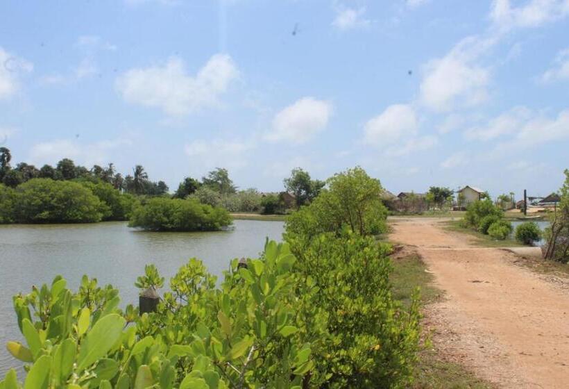 Отель Sea Waves Kite Surfing Beach Resort