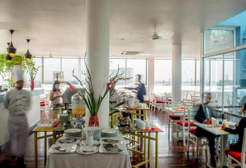 호텔 The Frangipani Living Arts Palace