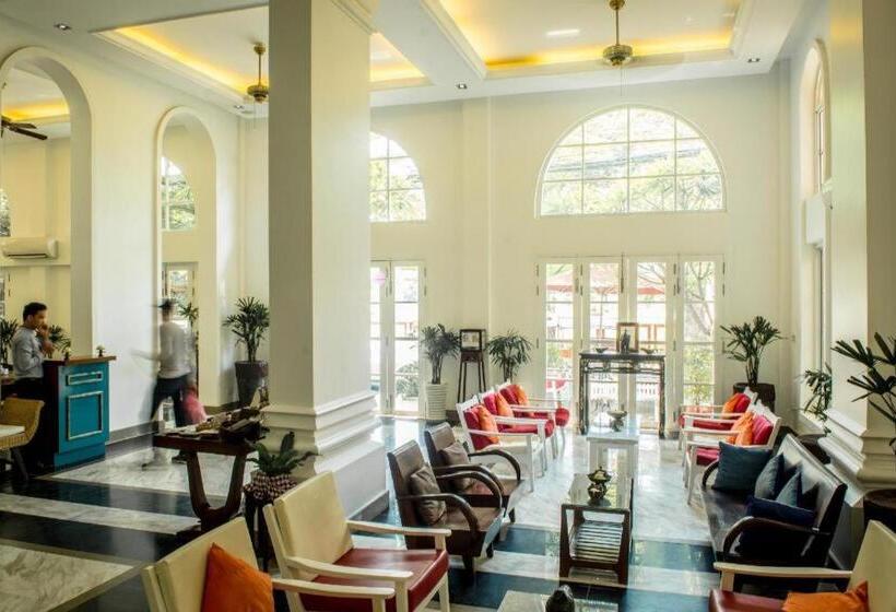 호텔 The Frangipani Living Arts Palace