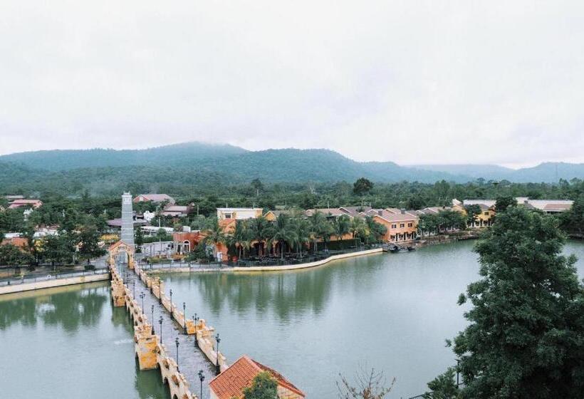 Отель The Verona At Tub Lan