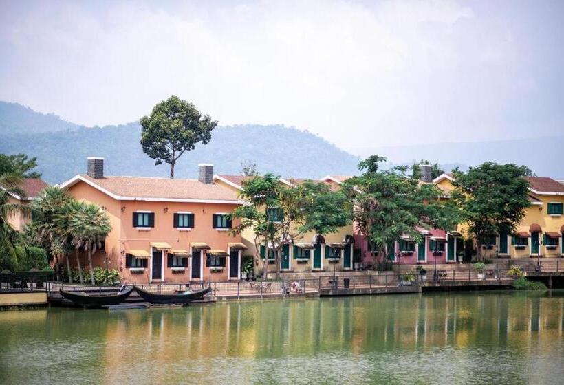 Отель The Verona At Tub Lan