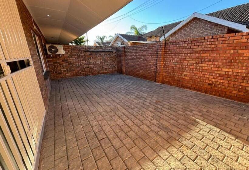 פנסיון Laluka Inn